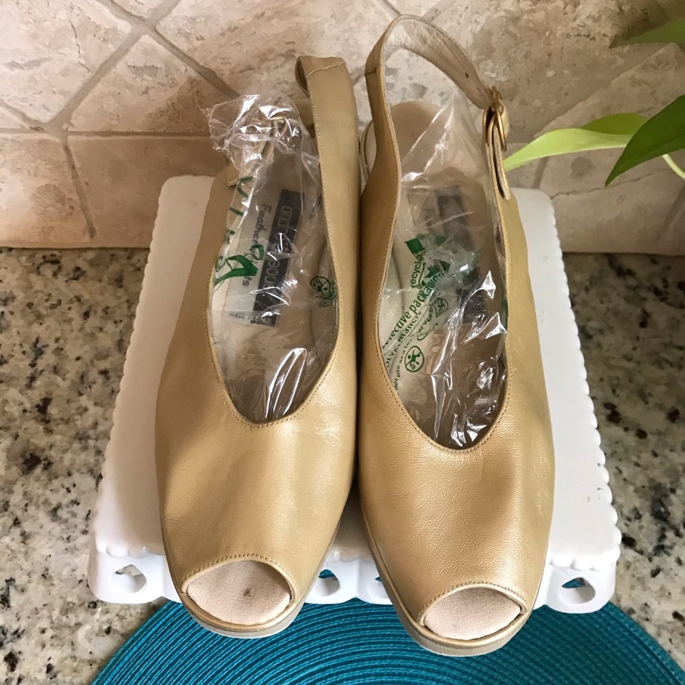 Andre’ Assous Featherweights Peep Toe - image 3